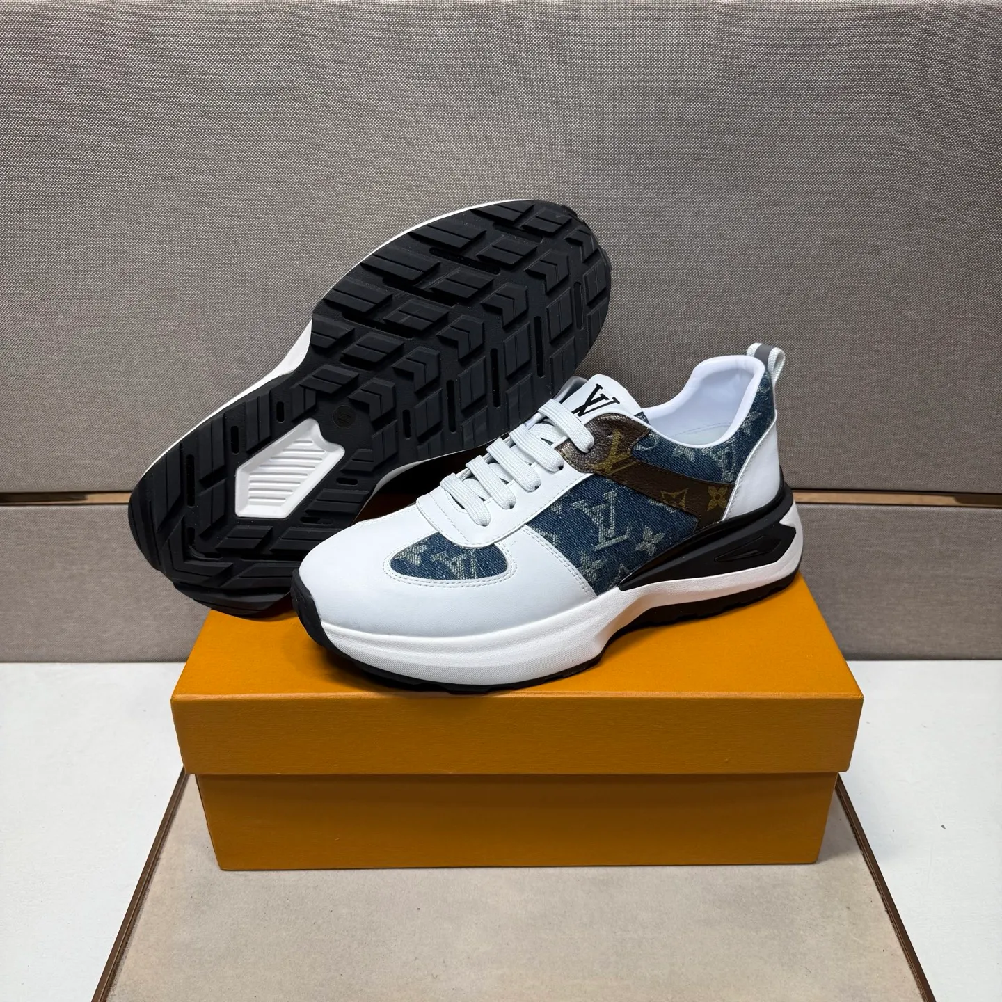 ⬛️Men's shoes 💰p442【LV～】Men's casual shoes 2025z cabinet sales simultaneously 🔶Size: 38-44#️⃣ 🔷2 colors🔜The upper is made of multi-material splicing➕Genuine leather lining, comfortable and breathable, sole: original comfortable and wear-resistant outsole, ⚠️Real shot📱Photographed🎬The real thing is better📢📢📢